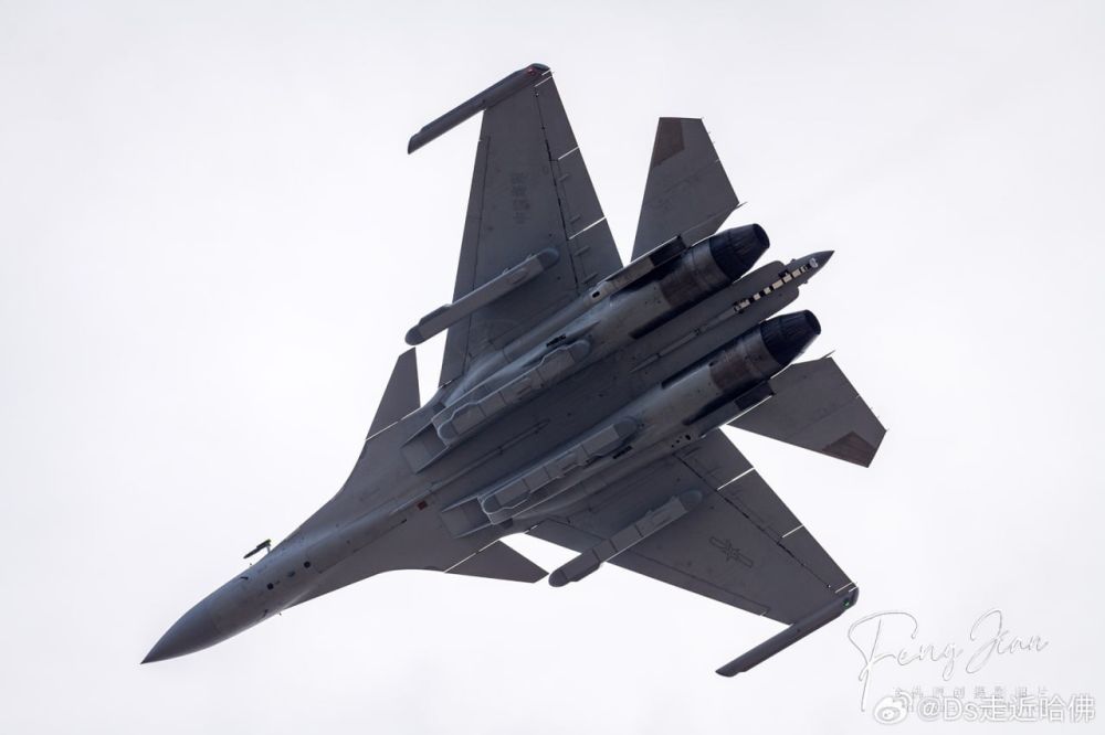  :     J-15T        J-15D EW       -  AirShow China 2024