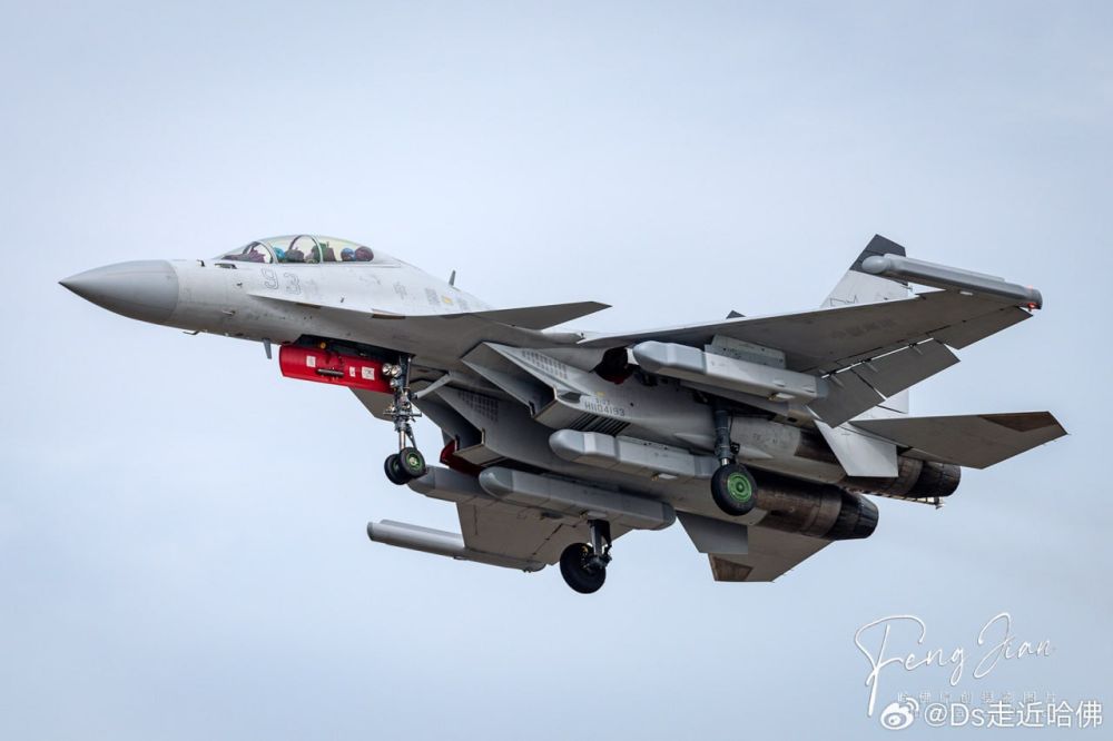  :     J-15T        J-15D EW       -  AirShow China 2024