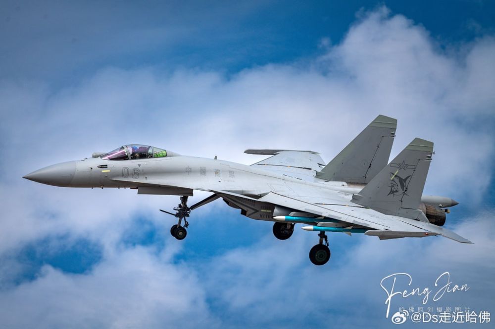  :     J-15T        J-15D EW       -  AirShow China 2024