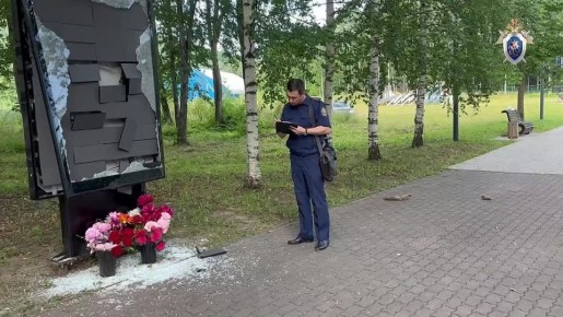 Отморозок кувалдой разбил мемориал бойцам СВО