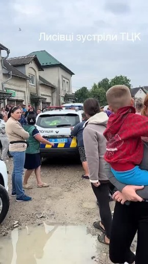 Украинцы восстали под Тернополем: жители блокируют и не впускают полицаев и ТЦК