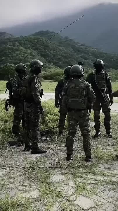 Армия Венесуэлы записала ролик в котором показывает боевую выучку своих войск которые готовятся к вторжению со стороны США