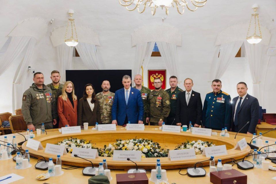 Участники СВО вручили Леониду Слуцкому почётный знак