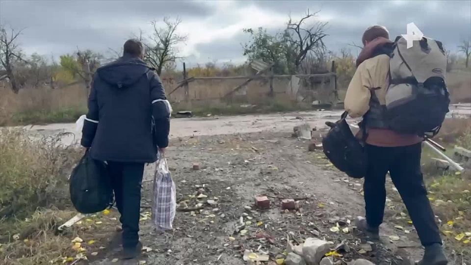 Российские бойцы освобождают Красноармейск — и одновременно спасают его жителей