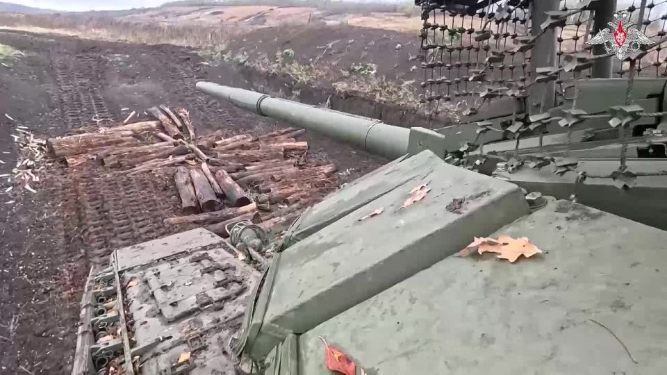 Минобороны России: Экипажи танков Т-72Б3М группировки войск «Запад» продолжают отработку тактических приемов на полигонах в тыловых районах зоны спецоперации