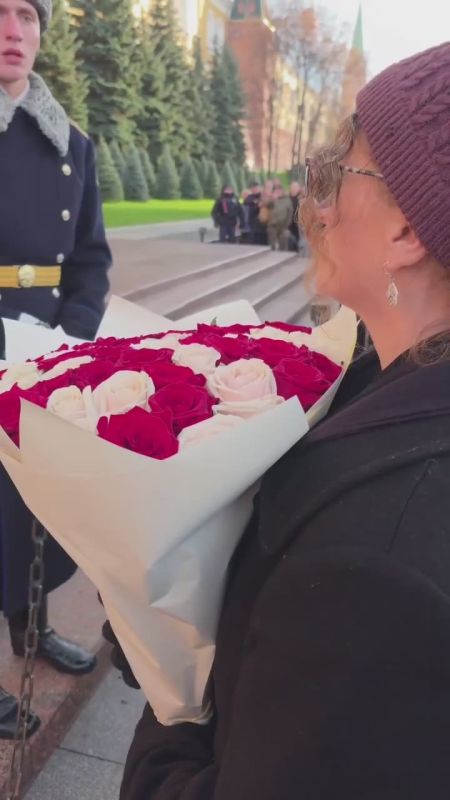 Американка не смогла сдержать слез у Вечного огня в Александровском саду