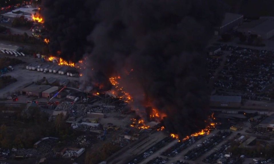 В США разбился и пылает большой самолёт