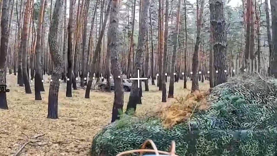 По полученным разведданным операторы «КВН» стремительно жгут транспорт противника, который он крайне беспечно оставляет без какой либо защиты