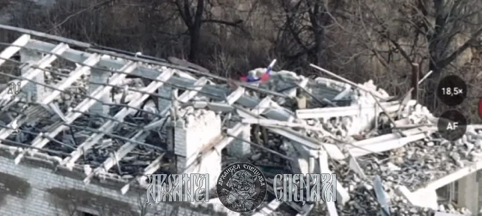 Триколор в Волчанске. Сегодня появились кадры, как наши бойцы из 128 бригады вывесили российский флаг над одним из зданий, фактически ознаменовав освобождение Волчанска — города, бои за который начались 13 мая 2024 года