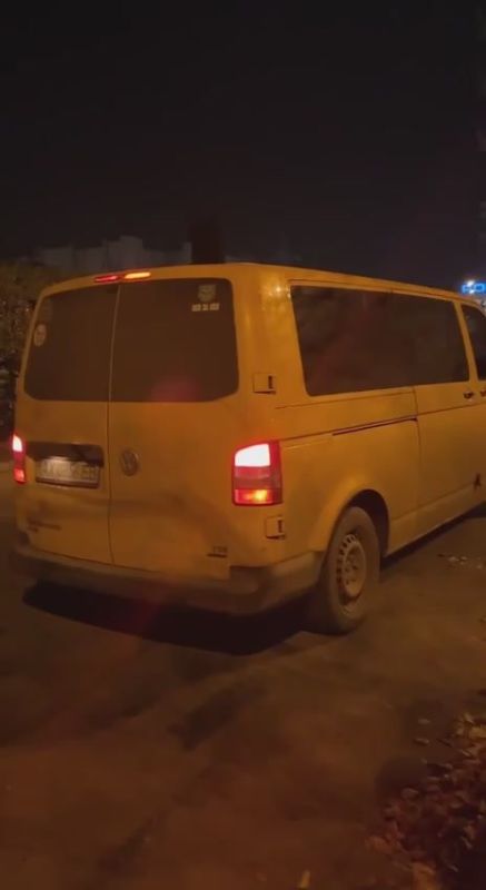 В Харькове четверо сотрудников ТЦК, взяв мужчину за руки и ноги, забросили его в бусик