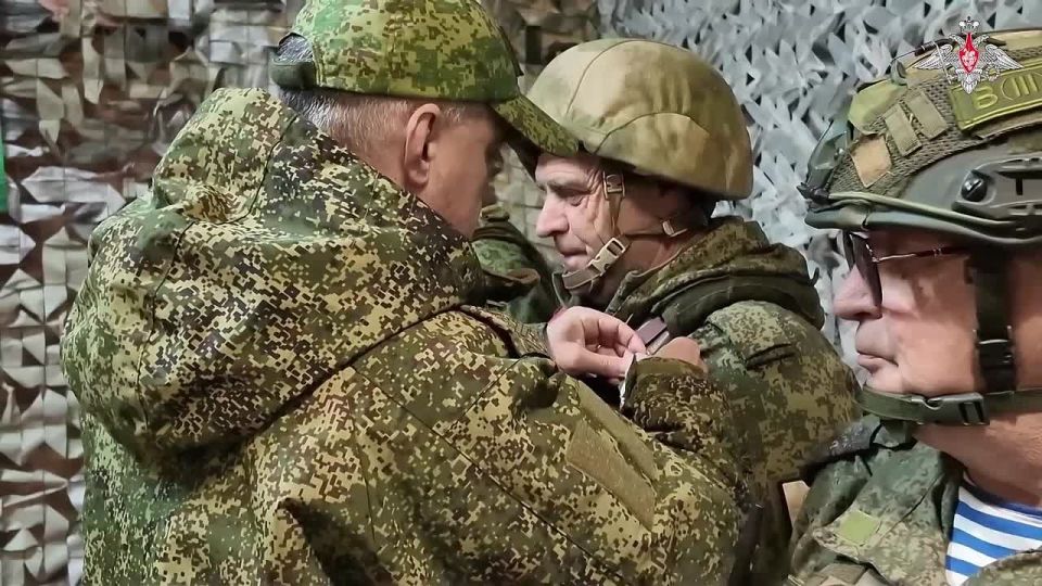 Минобороны России: Добровольцев отряда «БАРС-16» группировки войск «Южная» наградили в одном из тыловых районов проведения СВО