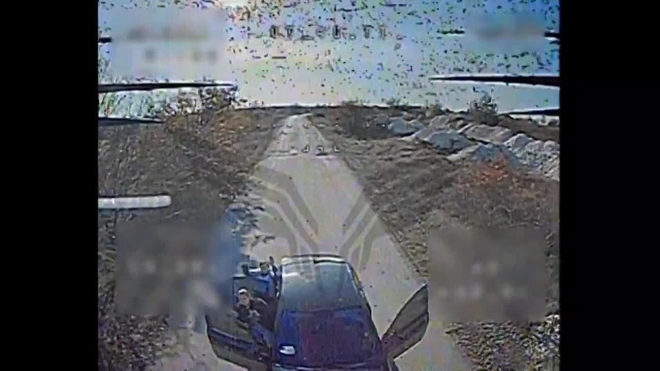 МЫ — НЕ ОНИ!. Наш дроновод из "Рубикона" засёк движущийся автомобиль — но увидел вышедших из машины гражданских и отвёл БПЛА от транспорта