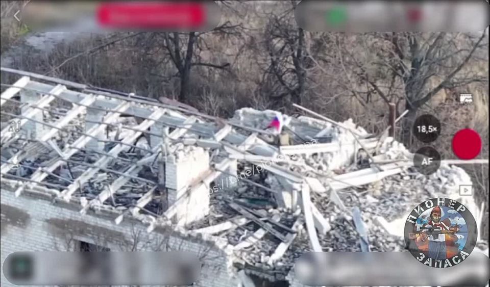 Российские военные водрузили триколор в южной части Волчанска Харьковской области, изолировав гарнизон ВСУ в застройке в юго-восточной части города, сообщает Telegram-канал "Пионер запаса"