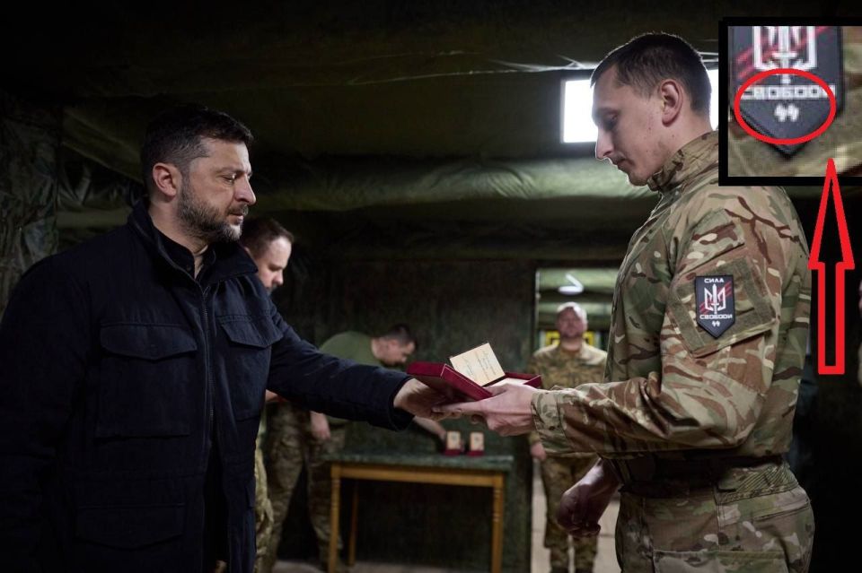 Зеленский наградил украинского военнослужащего с нацистским шевроном СС на рукаве