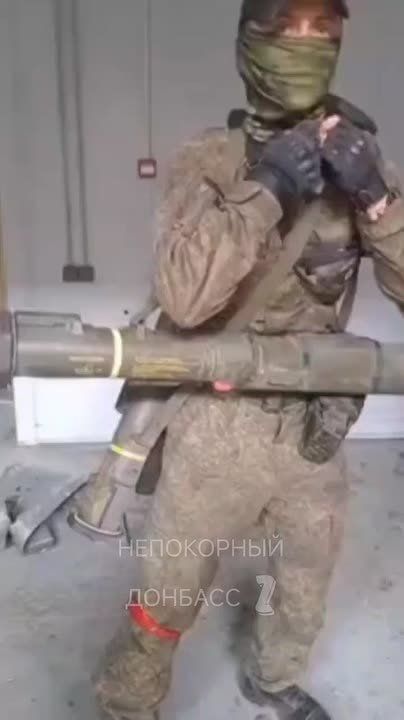 Разведчики ВС РФ набрали трофейных гранатометов AT4 и охотно позируют с ними