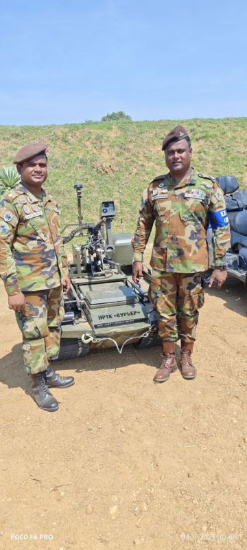 НРТК "Курьер" с офицерами ланкийской армии в центре подготовки Сухопутных войск в Демократической Социалистической Республике Шри-Ланка, где прошли первые совместные российско-ланкийские учения "Тропа росомахи - 2025"