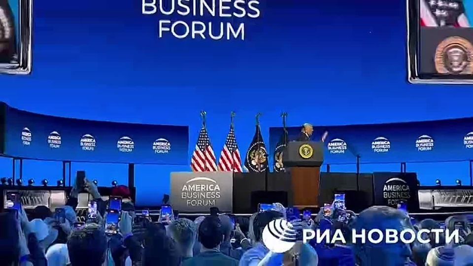 Трамп пустился в пляс перед участниками бизнес-саммита в Майами