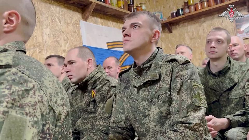 Минобороны России: Военнослужащим соединения связи группировки войск «Север», отличившимся в ходе выполнения боевых задач, вручили государственные и ведомственные награды