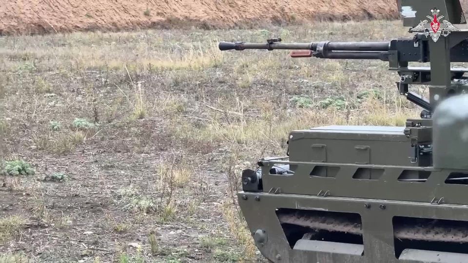 Минобороны России: Операторы наземных робототехнических комплексов «Курьер» 68-го армейского корпуса группировки «Центр» отрабатывают стрельбу в тыловом районе зоны СВО