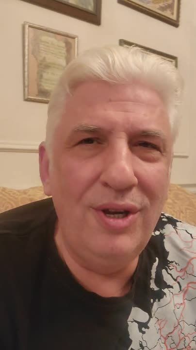 7 ноября. "У многих день 7 ноября практически не связан с политикой, а связан с детством, юностью, молодостью", — говорит Сергей Москальков, российский оперный певец, художественный директор театра «Русская опера».