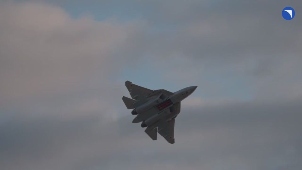Кадры подготовительных полетов прототипа Су-57 (Т-50-9) перед участием в авиасалоне Dubai Airshow 2025