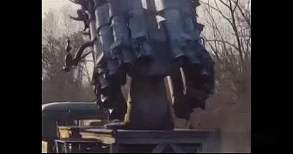 Чингис Дамбиев: Российский грузовик УРАЛ 4320-19 с бомбометом РБУ-6000 Смерч-2 где-то в зоне проведения СВО