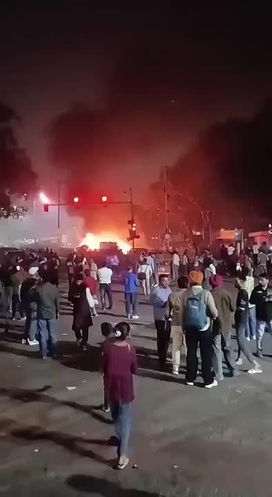 Около станции метро в Нью-Дели прогремели два взрыва