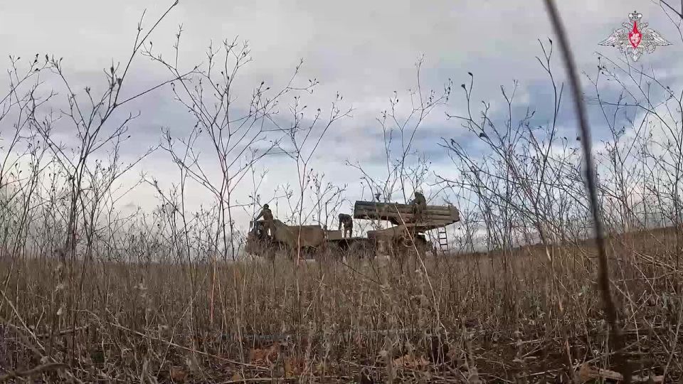 Минобороны России: Расчеты реактивной системы залпового огня «Ураган» 288-й артиллерийской бригады группировки войск «Запад» продолжают уничтожать боевую технику ВСУ