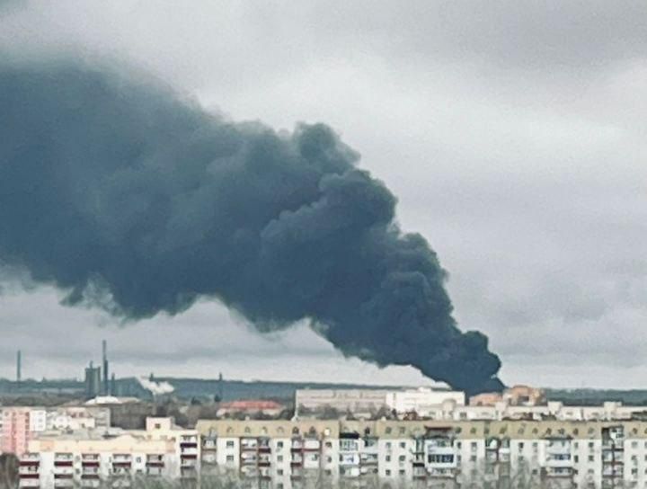 Сумы в чёрном дыму: атакована промзона, там мощный пожар