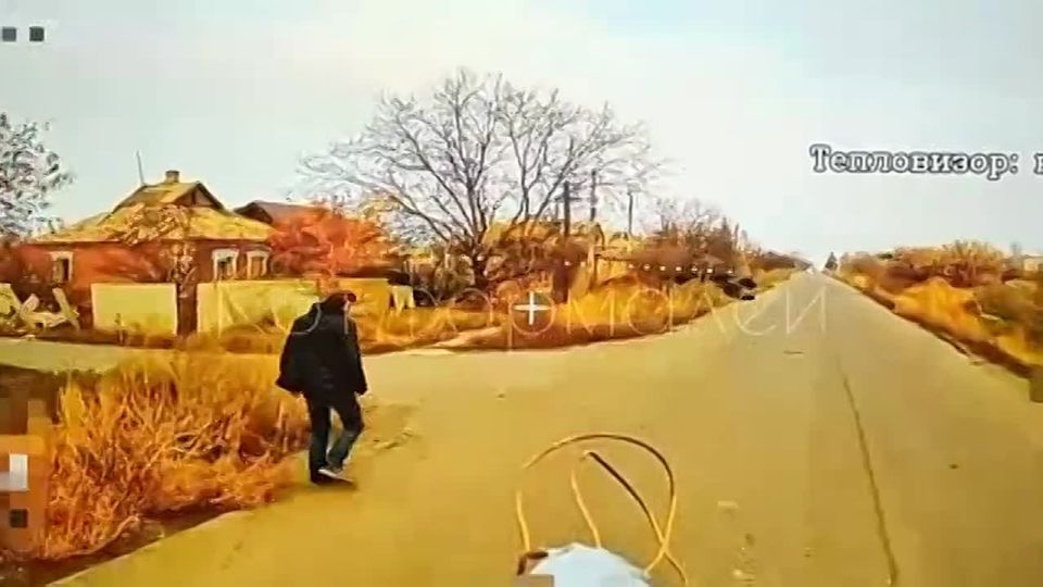 Оператор "Южной" группировки войск пролетел мимо идущего по дороге гражданского и направил свой дрон в пикап ВСУ