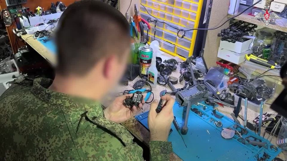 Минобороны России: Специалисты лаборатории БПЛА 68-го армейского корпуса группировки войск «Центр» в круглосуточном режиме модернизируют и восстанавливают ударные и разведывательные дроны