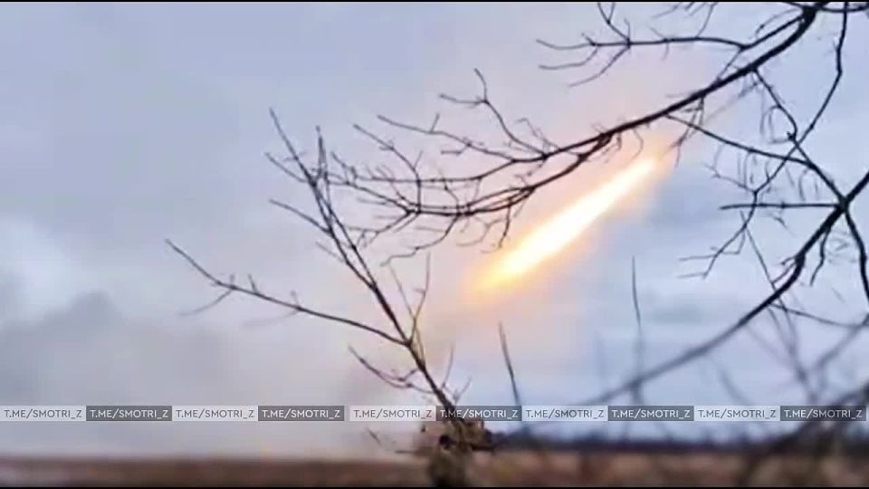 Российские войска ударом РСЗО “Торнадо-С” уничтожили опорный пункт ВСУ в Днепропетровской области, сообщает Минобороны России