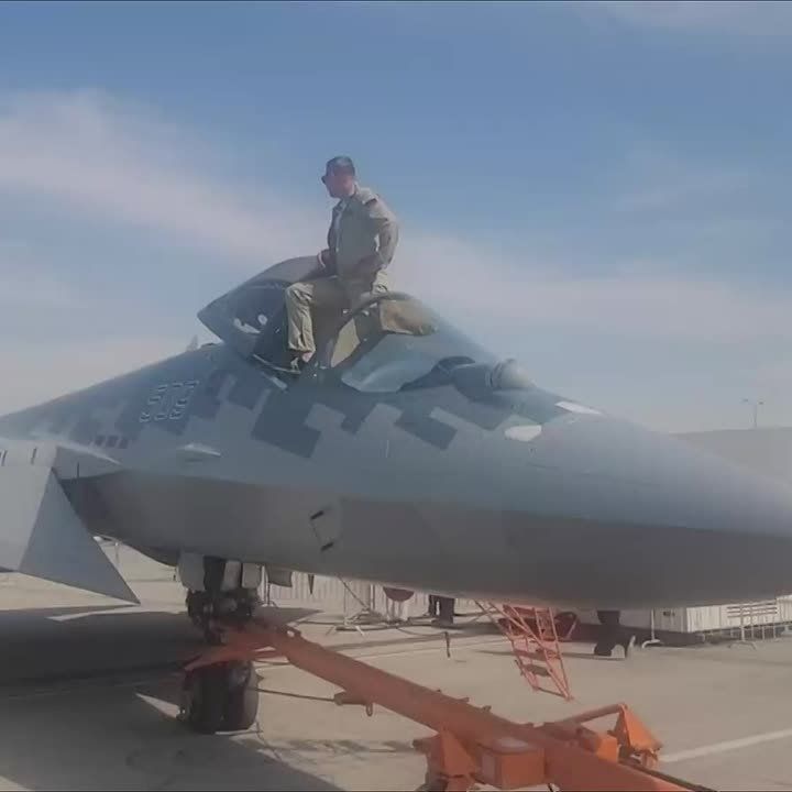 Новейший многофункциональный российский истребитель пятого поколения Су-57 — впервые показан на выставке Dubai Airshow 2025!