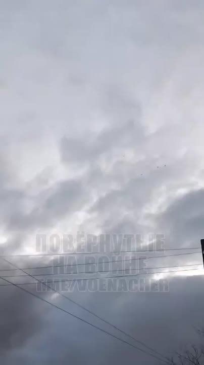 Кадры одновременного удара трех “Гераней” по объекту противника в ходе утреннего удара, снятые местными жителями