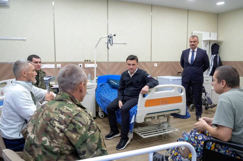 Андрей Воробьев навестил бойцов СВО в санатории «Солнечногорский»