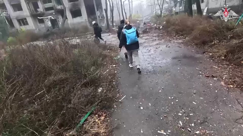 Минобороны России: Военнослужащие группировки войск «Центр» эвакуировали восемь мирных жителей из Красноармейска