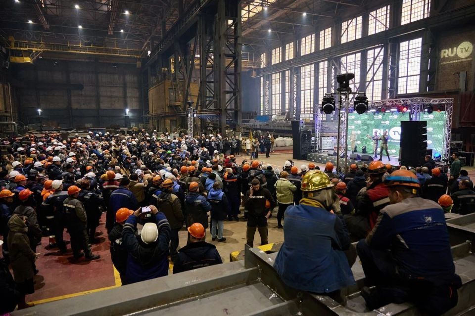 Телеканал RU. TV организовал концерт для кораблестроителей Балтийского завода ОСК