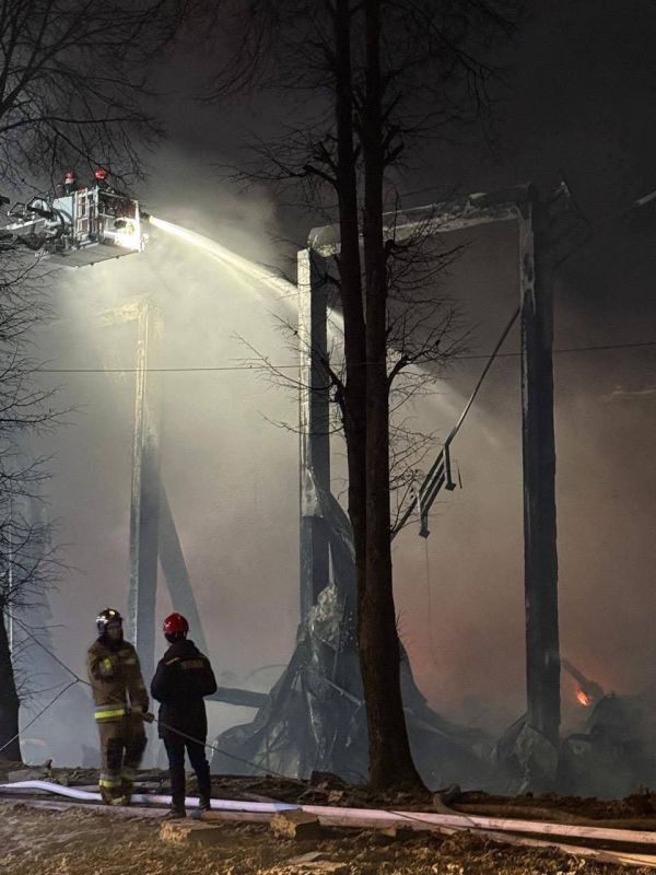 Во Львовской области до сих пор гасят военные склады, атакованные минувшей ночью ВКС РФ