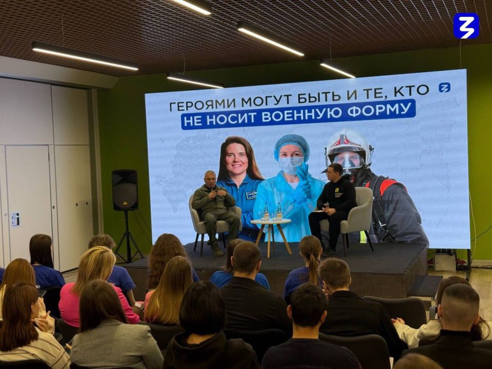 Андрей Марочко: Кто такие герои?. Сегодня в Доме Молодёжи прошел открытый диалог с двумя лекторами Общества «Знание»: ветераном боевых действий, участником СВО, подполковником Андреем Марочко и участником СВО, региональным...