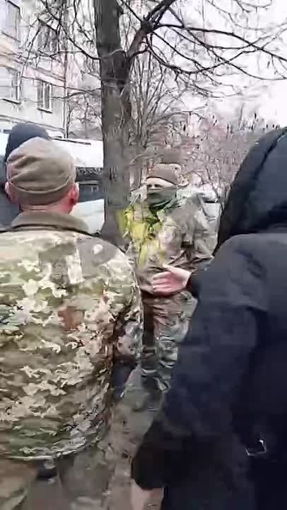 В Чернигове толпа гражданских вырвала из рук военкомов мужчину