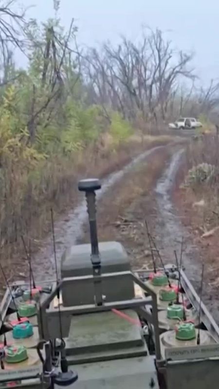 Военкоры телеканала "Россия" показали репортаж о применении военнослужащими войск РХБЗ наземных робототехнических комплексов "Курьер" на Красноармейском направлении