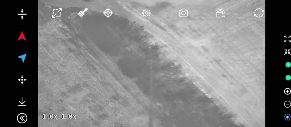 Операторы тяжелых гексакоптеров "Мангас группировки войск "Восток" ВС РФ обеспечивают доставку боеприпасов, воды и провизии нашим штурмовикам на передовую