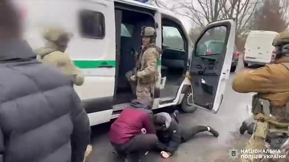 Львовские инкассаторы организовали вывоз уклонистов за рубеж в служебном автомобиле