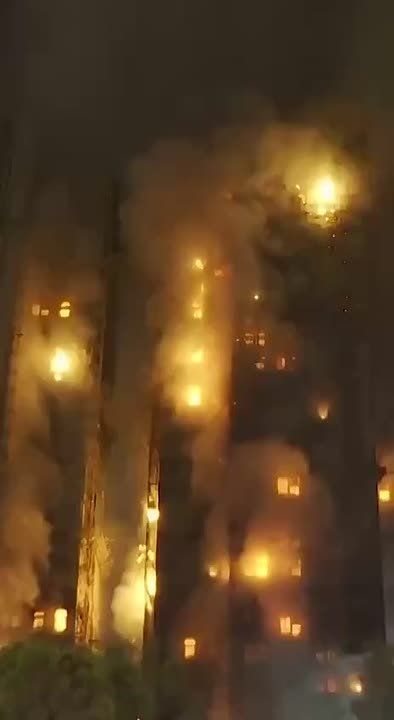 В Гонконге тушат самый крупный пожар с 2008 года