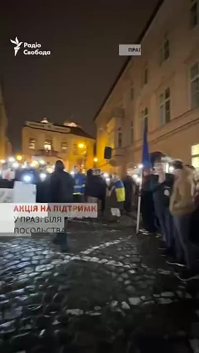 Украинские патриоты в Чехии вышли к посольству США с непреклонным требованием отправить их под Покровск