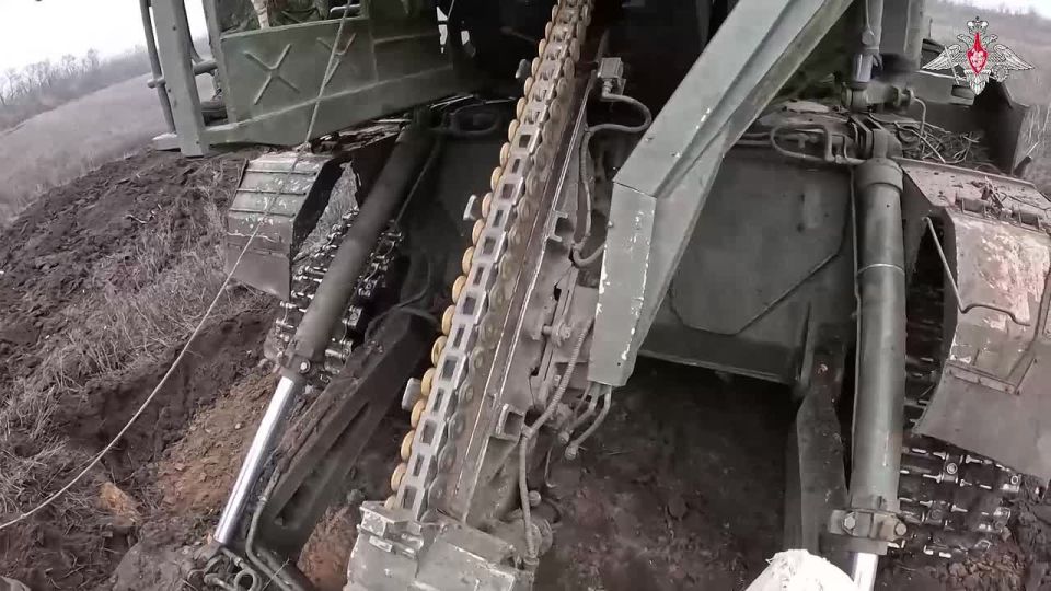 Российская тяжелая 203-мм САУ 2С7М "Малка" перемалывает укрепления ВСУ около Покровска и Мирнограда, сообщает Минобороны РФ