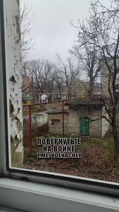 Кадры с той стороны.. Пидор из ВСУ признается, что они убили мирных жителей в Покровске