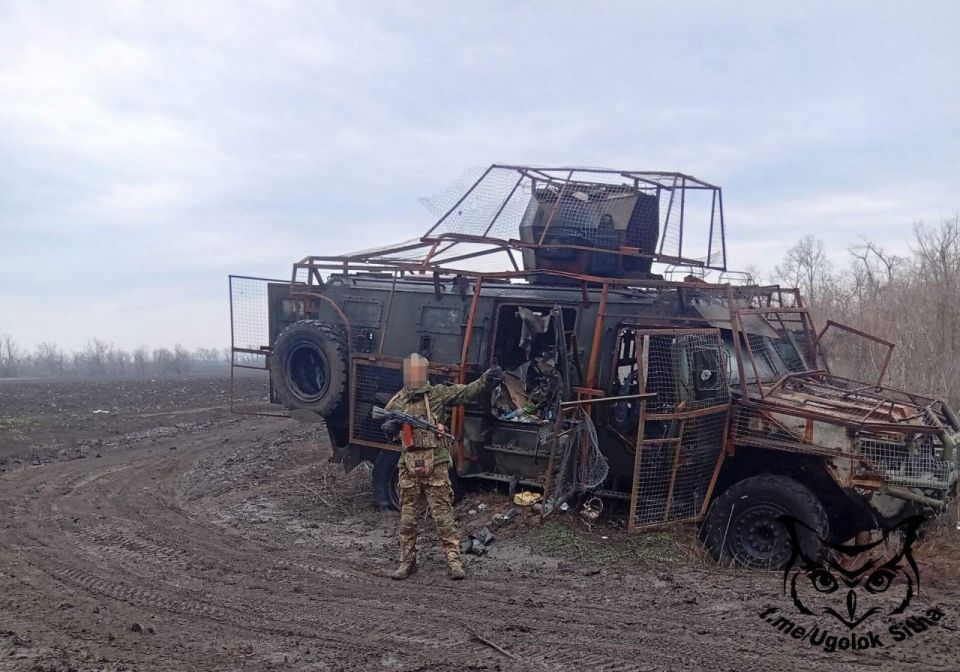 Уничтоженные американский БТР М113 и UAT-D Gyurza на освобождённой территории ДНР Уничтоженные американский БТР М113 и UAT-D Gyurza на освобождённой территории ДНР