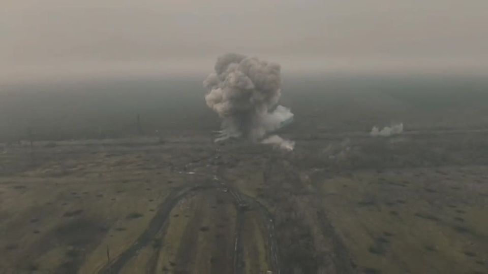 Чингис Дамбиев: Эффектное видео прилёта русской авиабомбы ОДАБ-1500 с УМПК по позициям боевиков киевского режима.