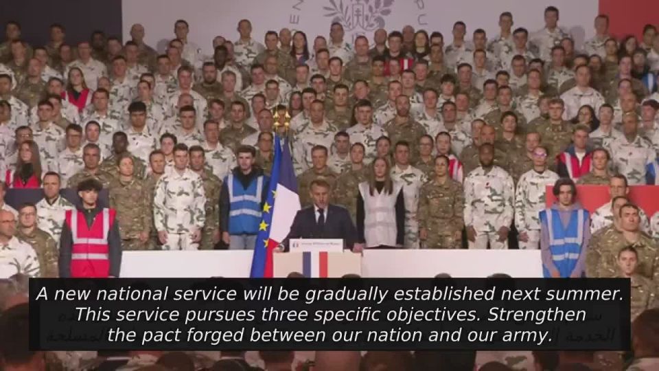 Французский военный не смог дослушать выступление Макрона о введении добровольной военной службы